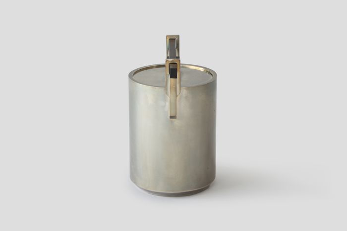 Zoom image for the object Kaffeedose aus versilbertem Messing mit Verschluss aus Ebenholz von der Seite
