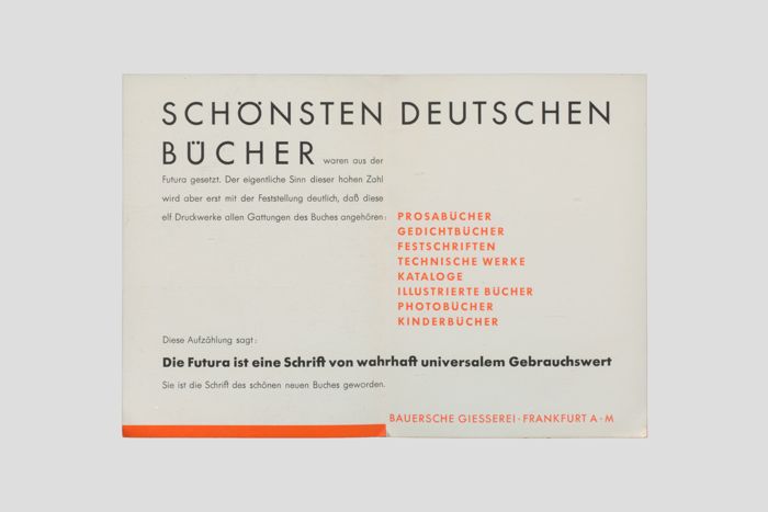 Objektabbildung zoomen Aufgeschlagener Prospekt mit fortgeführtem Text in typographischer Gestaltung: "schönsten deutschen Bücher waren aus der Futura gesetzt." Der weitere Text bewirbt den universalen Gebrauchswert der Futura. Sie sei die "Schrift des schönen neuen Buches"
