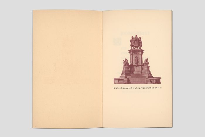 Zoom image for the object Erste aufgeschlagene Doppelseite, auf der das Gutenbergdenkmal zu Frankfurt am Main abgebildet ist.