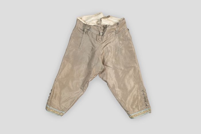 Objektabbildung zoomen Aufsicht auf die zum Herrenrock gehörende Kniehose