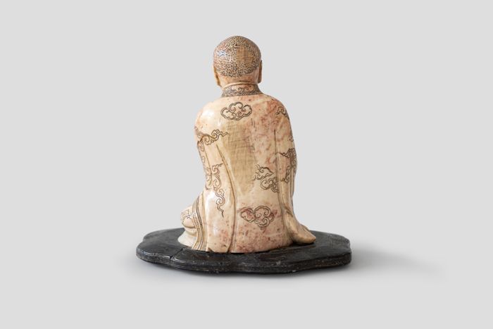 Objektabbildung zoomen Die Rückseite der Figurine