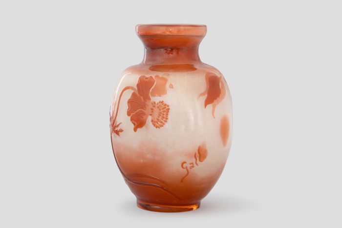 Zoom image for the object Schräge Ansicht einer Vase aus Glas mit bauchigem Körper und flachem Hals; mit Blumendekor in Rottönen und Signatur