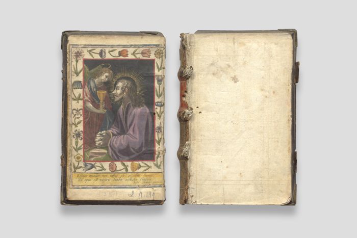 Objektabbildung zoomen Das aufgeklappte Gebetbuch mit kolorierter Druckgrafik auf der Innenseite des Deckels