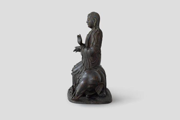 Zoom image for the object Die Buddhafigur um 90 Grad nach rechts gedreht
