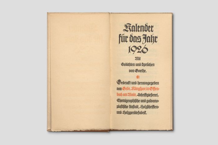 Zoom image for the object Aufsicht auf die erste Textseite des Kalenderbuches mit Überschrift: "Kalender für das Jahr 1926. Mit Gedichten und Sprüchen von Goethe"