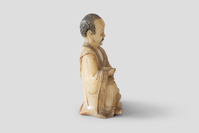 Zoom image for the object Die Luohan-Figurine um weitere 90 Grad nach rechts gedreht