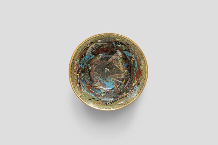 Objektabbildung zoomen Die Cloisonné-Schale von oben.