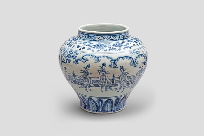 Zoom image for the object Große Vase aus Blau-Weiß-Porzellan mit figürlicher Malerei, die Szenen aus dem Leben chinesischer Hofdamen darstellt. Der Ausschnitt zeigt drei Damen beim Fußballspielen.