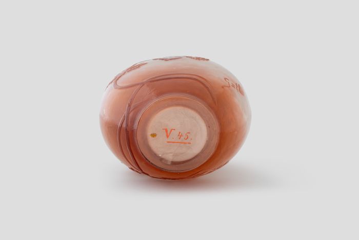 Zoom image for the object Die Unterseite der Vase
