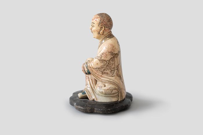Objektabbildung zoomen Die Figurine um 90 Grad nach rechts gedreht