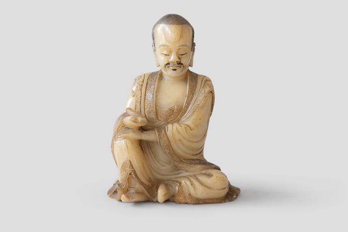 Zoom image for the object Frontale Ansicht der Luohan-Figurine