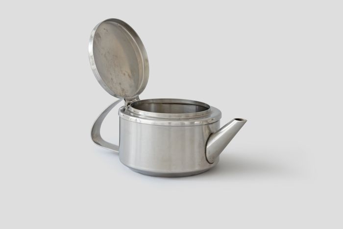 Objektabbildung zoomen Die Kanne mit geöffnetem Deckel