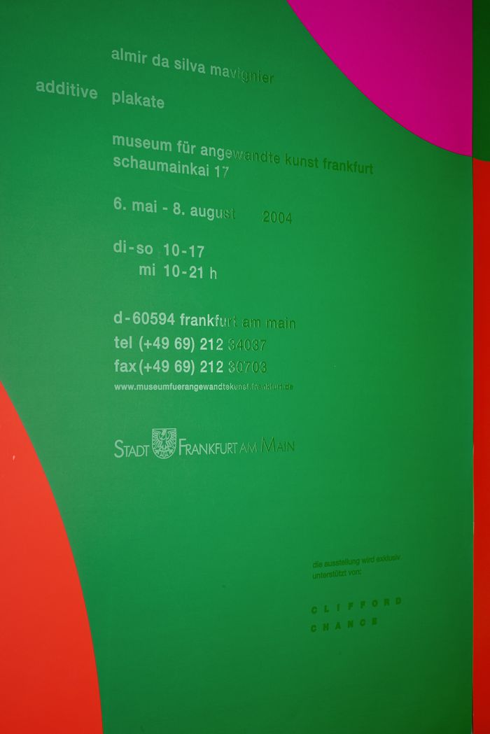 Objektabbildung zoomen Detail eines Plakats in schräger Ansicht, das die Transparenz der Schrift deutlich macht.