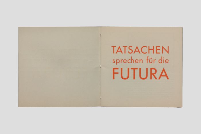 Objektabbildung zoomen Die erste aufgeschlagene Seite. Darauf ein roter Schriftzug: Tatsachen sprechen für die Futura