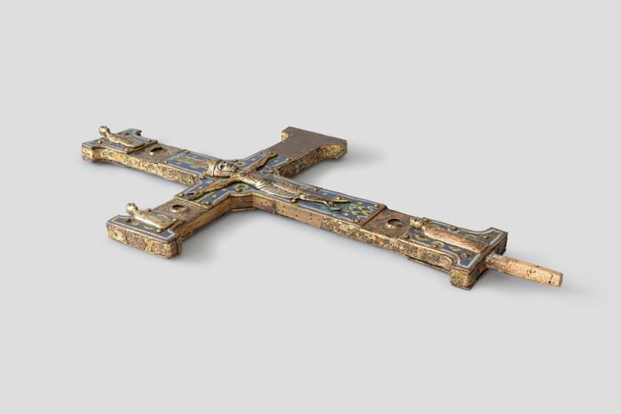 Objektabbildung zoomen Das Vortragekreuz liegend von der linken Seite aufgenommen.