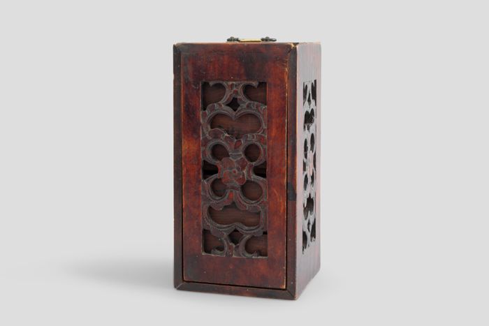 Zoom image for the object Der geschlossene Holzkasten.