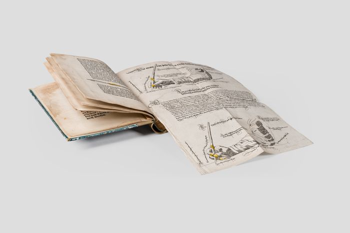Zoom image for the object Aufgeschlagenes Buch mit ausklappbarer Seite