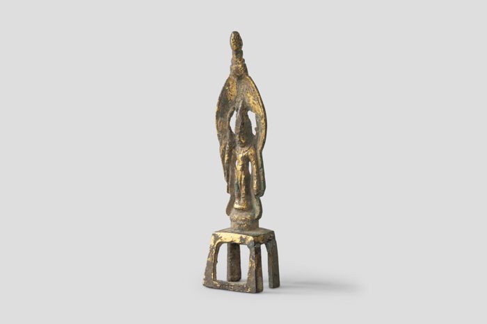 Objektabbildung zoomen Die stehende Buddhafigur um 45 Grad nach rechts gedreht