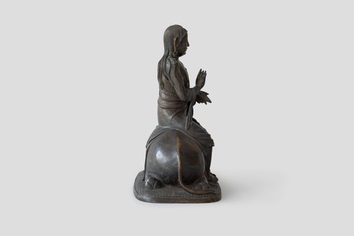 Zoom image for the object Die Buddhafigur um weitere 90 Grad nach rechts gedreht