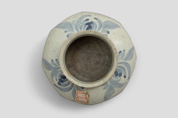 Zoom image for the object Die Vase aus der Vogelperspektive, Blick in die Öffnung