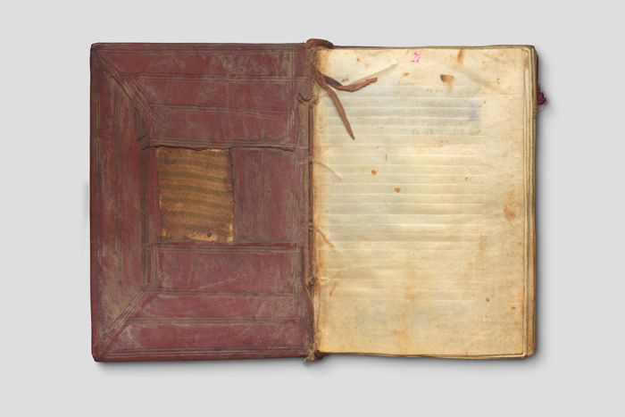 Objektabbildung zoomen Die erste Seite der Handschrift und Blick auf die Innenseite des Vorderdeckels