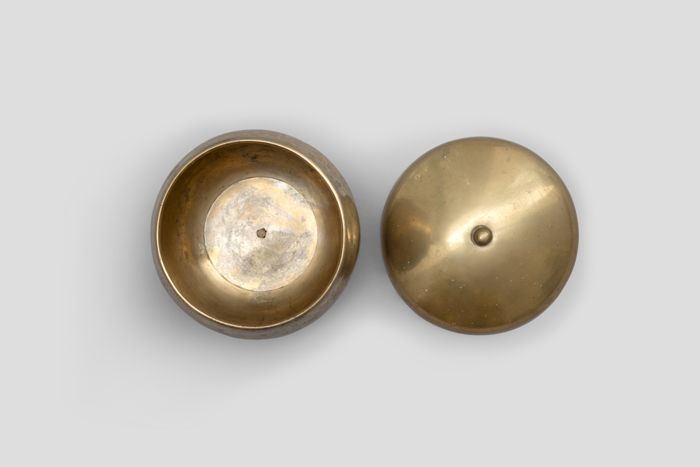 Zoom image for the object Die geöffnete Schale aus der Vogelperspektive. Der Deckel liegt rechts daneben.
