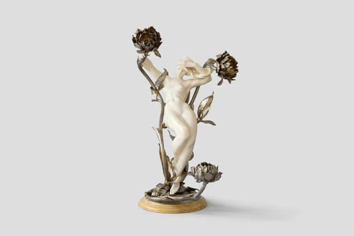 Objektabbildung zoomen Die Tischlampe gedreht, frontaler Blick auf die Frauenfigur