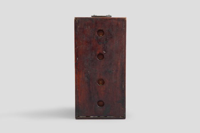 Zoom image for the object Die Rückseite des geschlossenen Holzkastens.