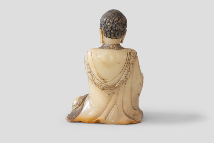 Zoom image for the object Die Rückseite der Luohan-Figurine