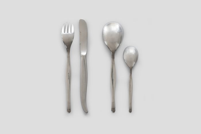 Objektabbildung zoomen Rückseitige Ansicht einer Gabel, eines Messers, eines Suppenlöffels und eines Dessertlöffels