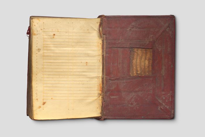 Objektabbildung zoomen Aufsicht auf die letzte Seite und die Innenseite des Buchdeckels