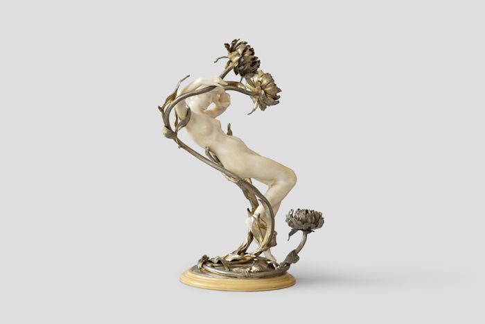 Objektabbildung zoomen Die Tischlampe gedreht, seitlicher Blick auf die Frauenfigur