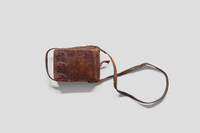 Objektabbildung zoomen Aufsicht auf die Ledertasche